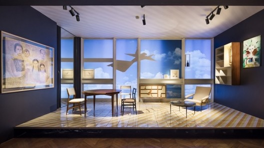 Exposição “Tutto Ponti, Gio Ponti Archi-Designer”, Museu de Artes Decorativas, Paris, out. 2018/ mai. 2019. Interior do apartamento Ponti com “janela mobiliada”, Via Dezza, Milão, 1956-7<br />Foto Luc Boegly 