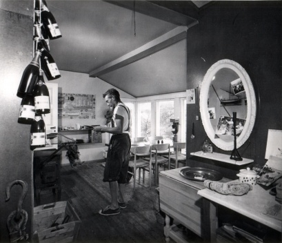 Jordi Tell Novellas en el interior de su cabaña. Hvaler (1953) [Archivo de Cristina y Martín Suevos Tell]