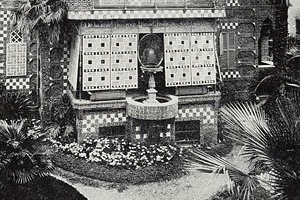 Fig. 3 - Fonte da Casa Vicens, com a tela metálica por onde baixava a água, produzindo-se cintilações no interior da casa [Cátedra Gaudí, Barcelona]