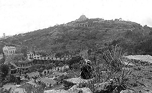 Fig. 4 - Provavelmente a foto mais antiga do Park Güell. Mostra o início das obras, com algumas mudas de palmeira já plantadas (esquerda, abaixo). Percebe-se o estado de degradação da encosta, com uma vegetação raquítica em meio às pedras [Cátedra Gaudí, Barcelona]
