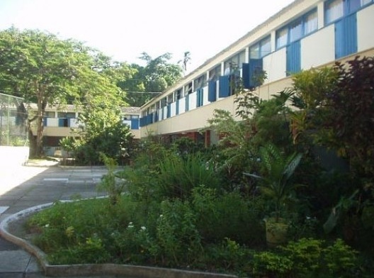 Conjunto residencial de Paquetá, fachada frontal, Ilha de Paquetá, Rio de Janeiro, 1947-52<br />Foto Marcia Poppe, 2003 