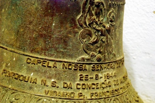Sino da Capela Nossa Senhora do Rosário, armazenado no interior da mesma, atualmente sem desempenhar a sua função de sino<br />Foto Fábio Lima 