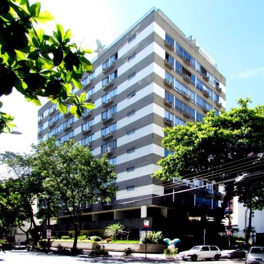 Edifício afastado das divisas com avanço dos planos das fachadas principais (balanço do prédio), a partir de 1975 substituído por varandas abertas e em balanço, Rio de Janeiro, início da década de 1970<br />Foto Andréa Redondo 