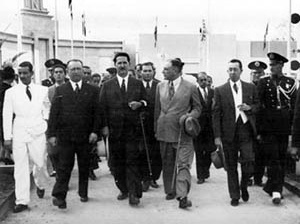 Adhemar de Barros ladeado por Roberto Simonsen e comitiva em visita à Feira