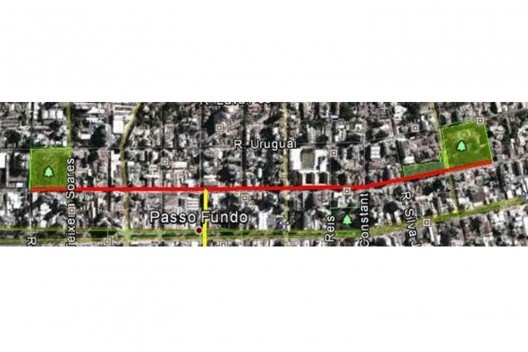 Fig. 5. Trecho 1 – Rua Paissandu (sentido Leste-Oeste) entre as praças analisadas<br />Mascaró, 2013  [Mascaró, 2013]