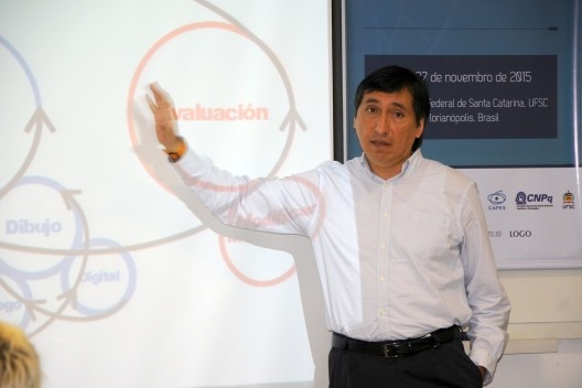 XIX Sigradi Florianópolis 2015, professor Pablo Herrera apresentando artigo<br />Foto Hamilton Nogueira 