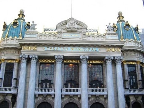 Detalhe da fachada do Theatro, com vitrais e torreões<br />Foto Eliane Lordello 