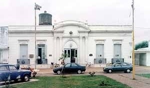 Edifício da Prefeitura de Monte Caseros, frontal à praça principal
