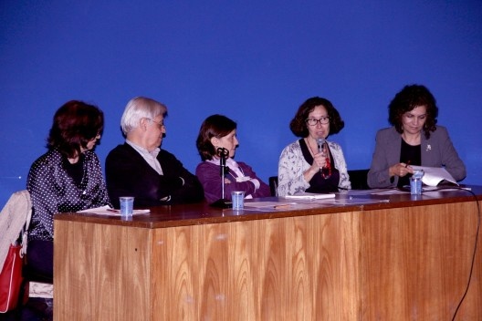 Debate após apresentação dos trabalhos da Sessão Conexões. (esq. para direita) Ruth Verde Zein, Carlos Eduardo Comas, Mônica Junqueira, Maria Alice Bastos e Cláudia Cabral, no Auditório Maria Montessori<br />Foto Michelle Schneider 