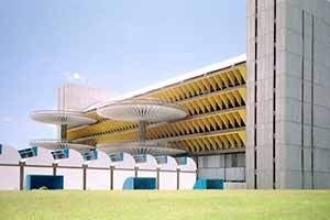 Hospital do Aparelho Locomotor, Bloco de Serviço e Bloco de Internação, Fortaleza. Arquiteto João Filgueiras Lima, Lelé<br />Foto Eliane Terra  [www.ponto.org]