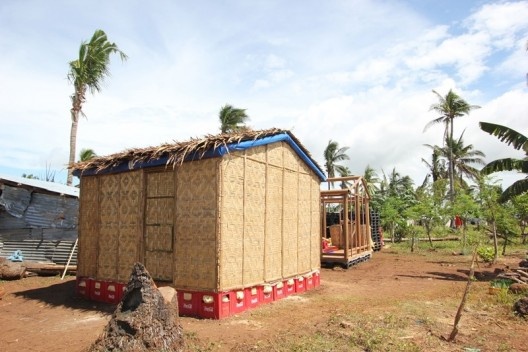 Paper Log House, Filipinas. Arquiteto Shigeru Ban<br />Foto Lois Ascher  [Wikimedia Commons]