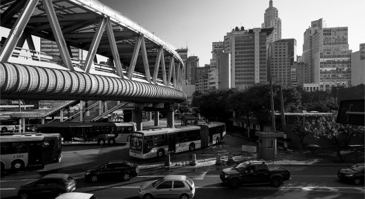 Terminal do Expresso Centro-Sacomã no Parque D. Pedro, São Paulo, 1997. Arquiteto Ruy Ohtake<br />Foto Antonio Saggese  [GUERRA, Abilio; ROMANO, Silvana. Ruy Ohtake, arquiteto. São Paulo, Romano Guerra/Instituto]