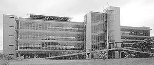Figure 4 – Façade, Nouvelle Annexe , Hôpital Gastroclínicas, São Paulo, Brésil [Revista Projeto, 176, 1994, p57]