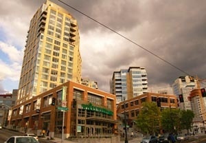 Imagem 10 – “2.200 Westlake” – um dos projetos-chave no bairro South Lake Union. Reúne unidades residenciais, hotel, supermercado (Whole Foods), restaurantes, spa urbano e outros serviços de alto luxo num mesmo endereço e refletindo a tendência dos próxim [o autor]