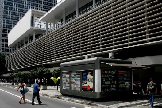 Conjunto Nacional, São Paulo SP Brasil. Arquiteto David Libeskind<br />Foto André Deak para o Arte Fora do Museu, 2011  [Wikimedia Commons]