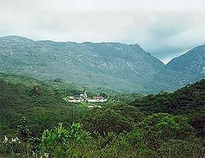 Vista geral do conjunto arquitetônico e da Serra do Caraça<br />Foto Patricia Abreu 