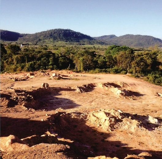 Áreas ambientalmente degradadas: ocupação de encostas e desmonte de morros agravam a problemática ambiental. <br />Foto Lucas Cândido 