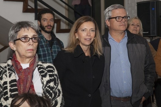 Rosa Artigas e Bruno Salerno Rodrigues (ao fundo), festa de lançamento do livro “Abrahão Sanovicz, arquiteto”, IAB/SP, 22 ago. 2017<br />Foto Fabia Mercadante 