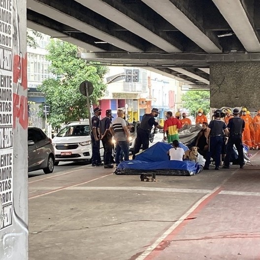 Baixo do elevado Presidente João Goulart, o Minhocão, abordagem policial, São Paulo<br />Foto Anariá Reis Simões Ladeira, 2021 