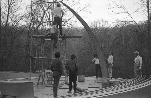 Equipe de Stan VanDerBeek montando o Movie Drome, 1965<br />Foto divulgação  [Website de Stan VanDerBeek]