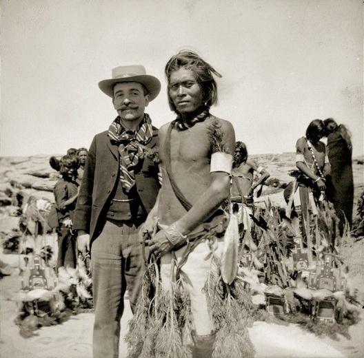 Aby Warburg com indígena Hopi, 1895<br />Foto divulgação  [Warburg Institute Archive, Londres]