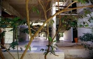 Circulação e pátios protegidos do sol no Campus da Universidade do Amazonas, Manaus, 1970-1980, Arquiteto Severiano Porto