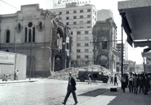 Igreja do Rosario em Demolicao, V8, 1956<br />Foto arquivo V8, Centro de Memoria da Unicamp 