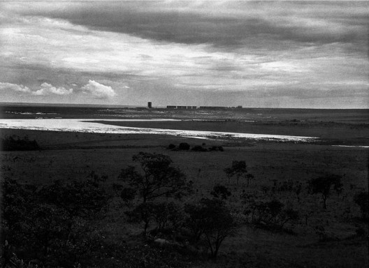 Brasília, a partir do Lago Paranoá, ainda em enchimento<br />Foto divulgação  [ArPDF]