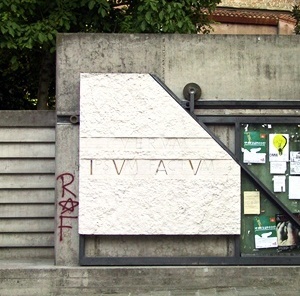 Portão da Escola de Arquitetura do Istituto Universitario di Architettura di Venezia, Veneza. Arquiteto Carlo Scarpa<br />Foto AG 