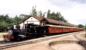 Postal ilustrando a Estação Ferroviária de Tiradentes e a Saída da Maria Fumaça para São João Del Rei [comércio de Tiradentes-MG]