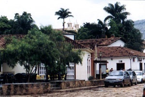 Vista do Largo das Forras, ao fundo e acima, se observa as torres da Matriz de Santo Antônio [acervo do autor]