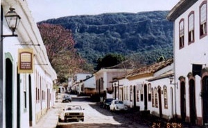 Vista da entrada do Centro Cultural Yves Alves, à esquerda, da Antiga Cadeia, mais à frente e à direita na cor rosa e da Serra São José, ao fundo [acervo do autor]