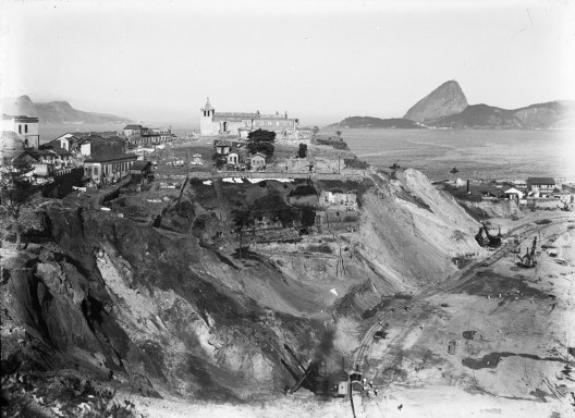 Demolição do Morro do Castelo; tomada da atual avenida Almirante Barroso, Rio de Janeiro RJ<br />Acervo Instituto Moreira Salles  [Wikimedia Commons]