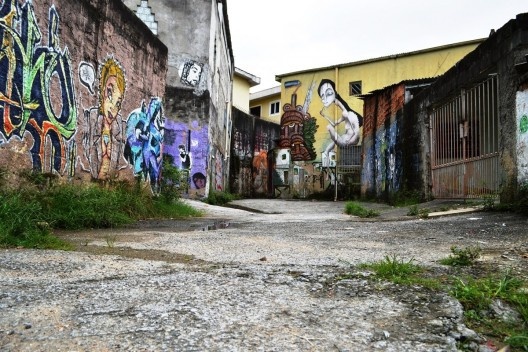 Córrego oculto, na irregularidade do piso cimentado, poças trazem à superfície as águas paradas da área brejosa<br />Foto Arthur Cabral 