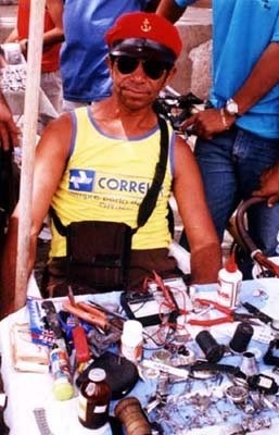 Relojoeiro na Feira da Prata<br />Foto Mariana Dias Vieira 