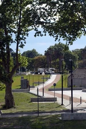 Parque Linear no trecho da Avenida Agraciada – via férrea, margem esquerda, executado durante 2004. O aporte dos Seminários Montevidéu à cultura urbanística local num processo de acumulação verificado até o presente desde 1998 se estende desde a conceitua<br />Foto Carlos Contrera, 2004 