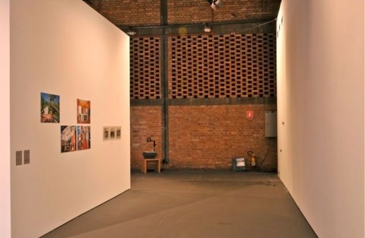Exposição Território de Contato, Marcos Acayaba e Nicolás Robbio (módulo 2), curadoria Marta Bogéa e Abilio Guerra, Sesc Pompéia, 2013<br />Foto Juan Guerra 