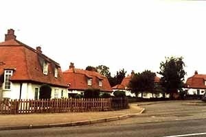 Cottages projetadas em 1906 por Parker ed Unwin para a Garden City Tennants Ltd [www.letchworthgardencity.net]