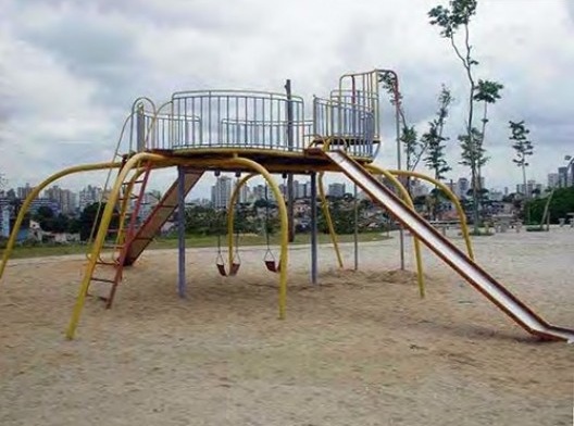 Estação do brincar, brinquedo de Elvira de Almeida, Parque Erasmo, Santo André SP<br />Foto Ana Luzia Ribeiro Mello, 11 mai. 2007  [dissertação “O brinquedo do parque”]