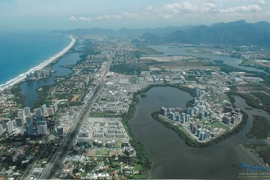 Aerial view of Jacarepaguá lowlands: Modernist urbanization based on car transportation, gated communities and shopping malls. Parks along the riparian corridors designed by Fernando Chacel. There is an opportunity for the Green Corridors plan to protect <br />Foto cortesia de Carvalho Hosken S.A.  [divulgação]