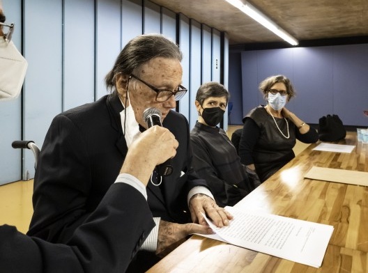 Carlos Lemos se preparando para ler seu texto de agradecimento pelo título de Professor Emérito<br />Foto Hugo Segawa 