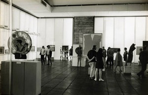 Interior da Pinacoteca do Masp já com as persianas, cerca 1970