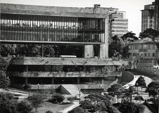  	

Vista externa do Masp com as áreas expositivas sem persianas, totalmente transparentes, cerca de 1968