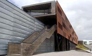 Panorama Emergente Iberoamericano. Joven arquitectura. Serie Construidos. Biblioteca da Universidade dos Açores, Arquitectos Célia Gomes y Pedro Machado Costa, Portugal [http://www.bienaliberoamericanadearquitectura.org/panorama/pei.html]
