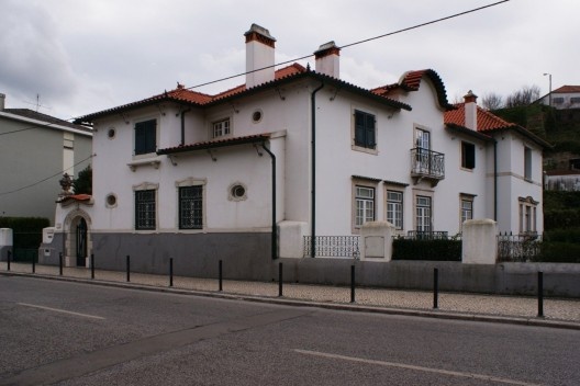 Fig. 01 – Villa Hortênsia: fachada Norte voltada para rua, e fachada Poente<br />Foto Mónica Romãozinho 