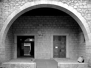 Páteo da Alfândega. Em primeiro plano vê-se a soleira da porta original da Alfândega (1325). <br />Fotografia: Ferreira Alves 
