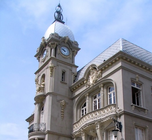 Detalhe da fachada principal do antigo Paço Municipal de Curitiba, localizado no Eixo Barão-Riachuelo. Na torre central, a estátua da cidade, sobre a sacada da sala do Prefeito, cujo valor simbólico se perdeu na utilização atual<br />Foto Elizabeth Amorim de Castro, 2016 