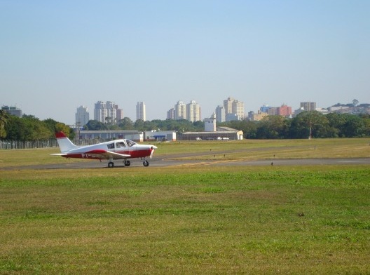 Aeroporto Campo de Marte, Santana, São Paulo. Ao fundo, distrito da Casa Verde<br />Foto Peter Louiz, 2010  [Wikimedia Commons]