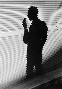 Sombra do fotógrafo José Medeiros, Rio de Janeiro, 1946<br />Foto Thomaz Farkas  [Acervo Instituto Moreira Salles]