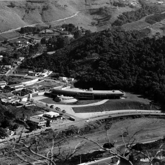 Balneário de Águas da Prata, vista do conjunto, 1970-1974. Arquitetos João Walter Toscano, Odiléa Setti Toscano, Massayoshi Kamimura<br />Foto Cristiano Mascaro 